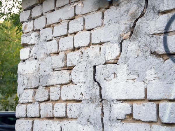 Cracked Brick Wall Repair in Saint Petersburg